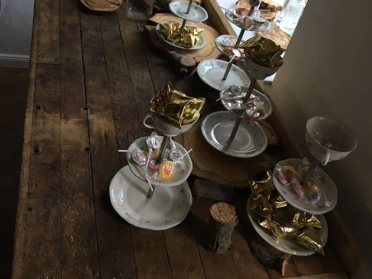 Symbolbild: Teller und Etageren auf einem alten Holztisch