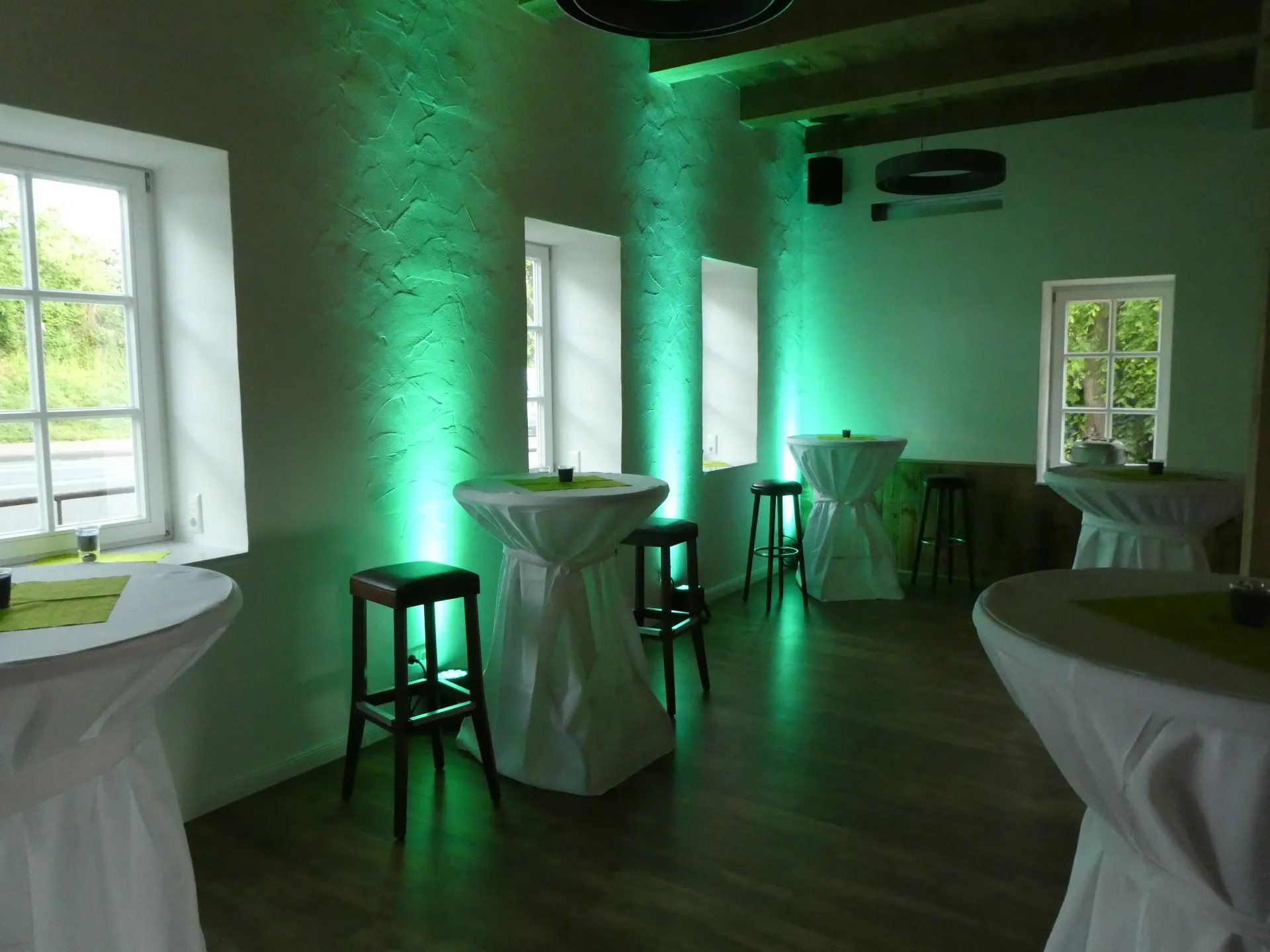 Symbolbild: Blick in einen dekorierten und grün beleuchteten Partyraum