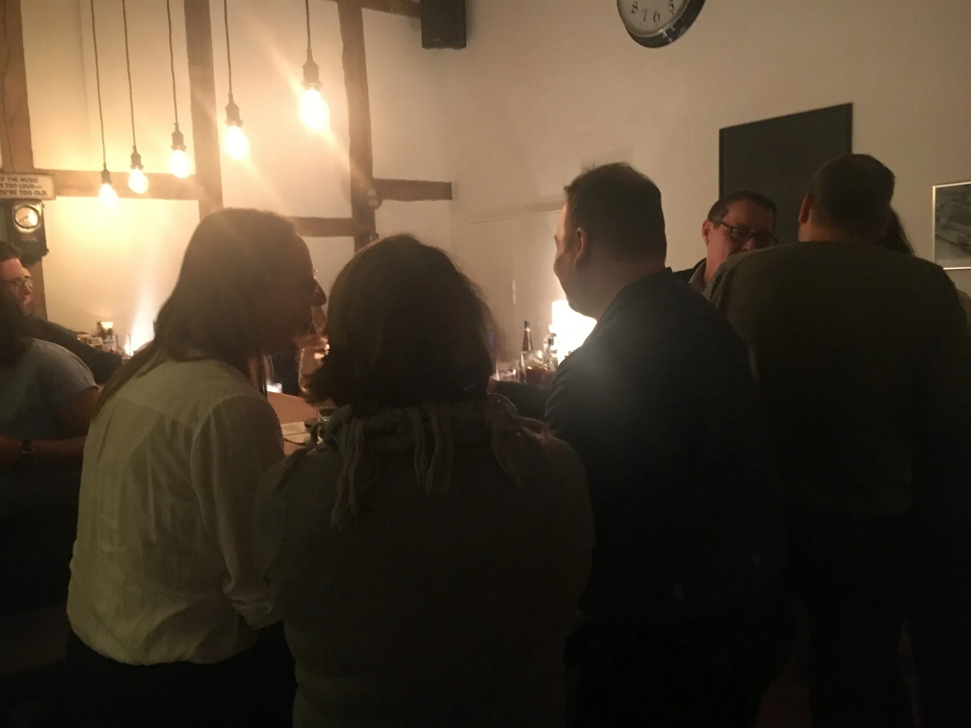 Symbolbild: Blick in eine feiernde Gruppe