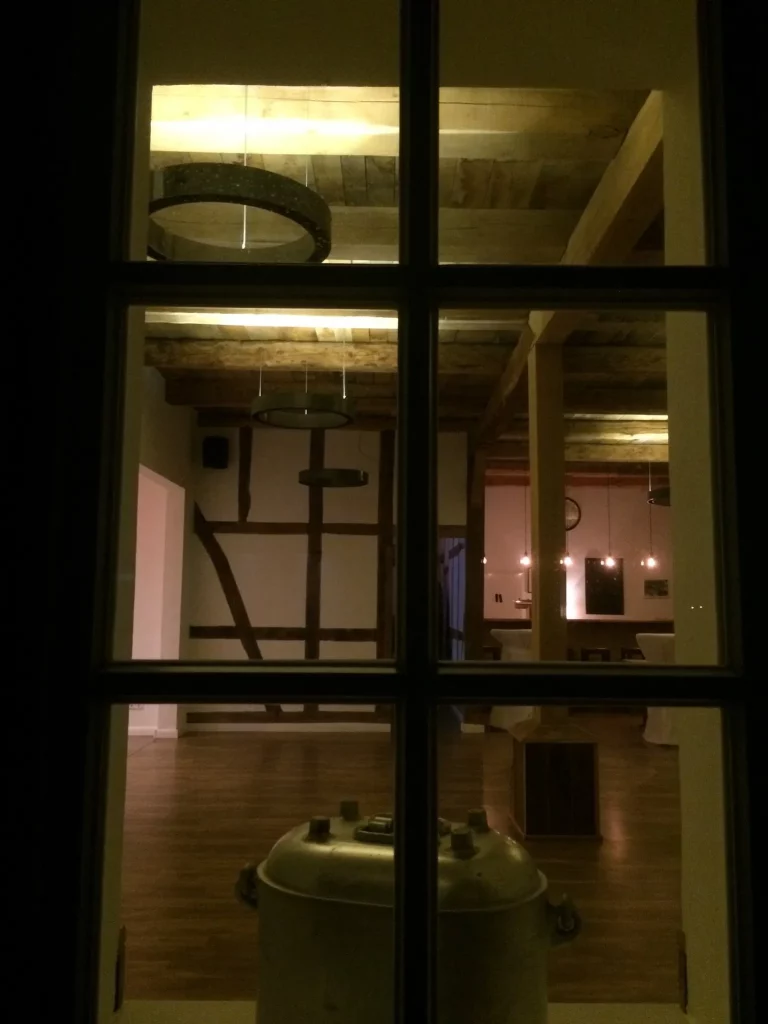Blick durch das Fenster in den Partyraum