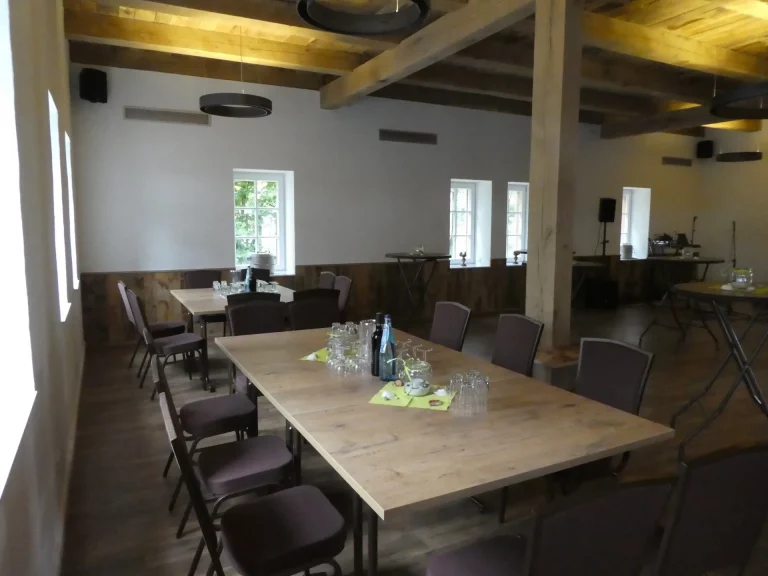 Die Tische sehen auch ohne Tischdecken sehr gut aus.