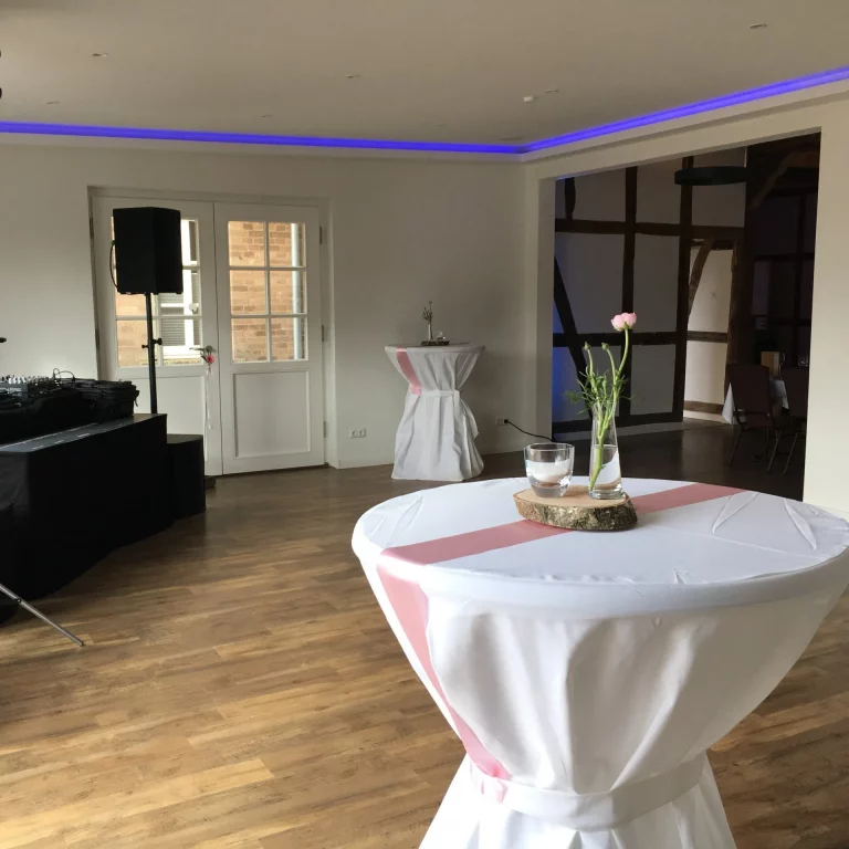 Stehtische mit weißen Hussen