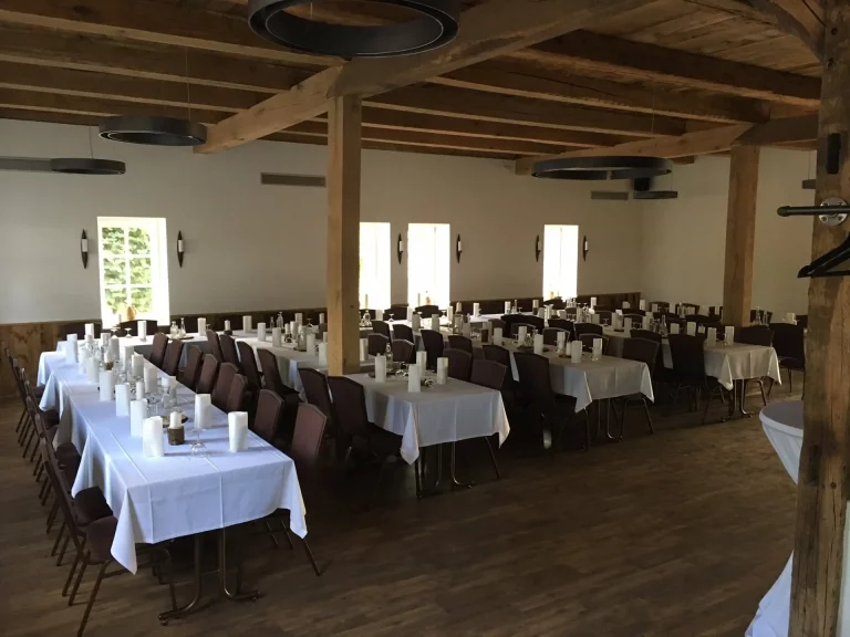 Die Tische sind für die Hochzeitsfeier festlich weiß eingedeckt