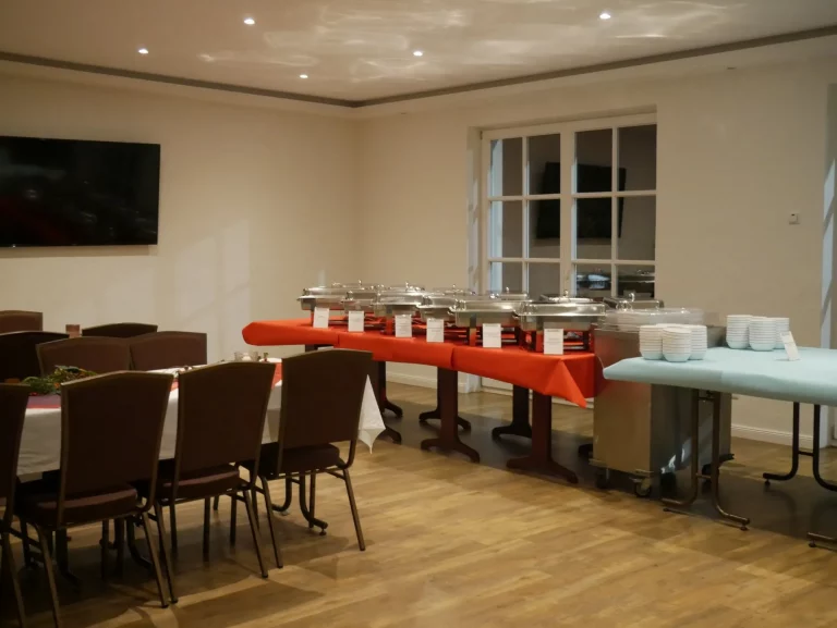 Das Buffet ist für die Hochzeitsfeier vorbereitet
