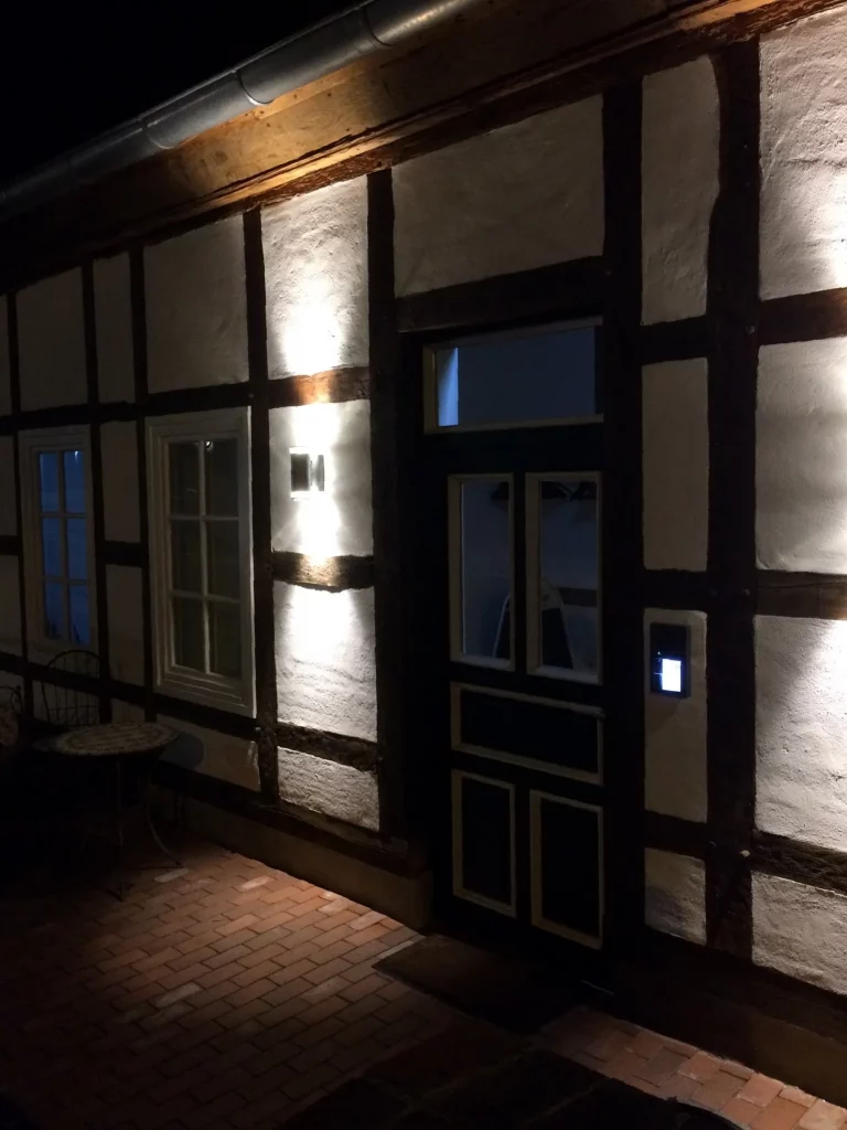 Die Seitentür ist stimmungsvoll beleuchtet