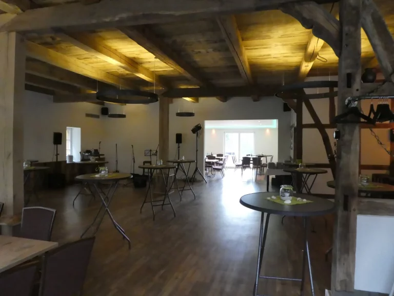 Der Partyraum wird gerade mit Stehtischen für die Geburtstagsfeier vorbereitet.