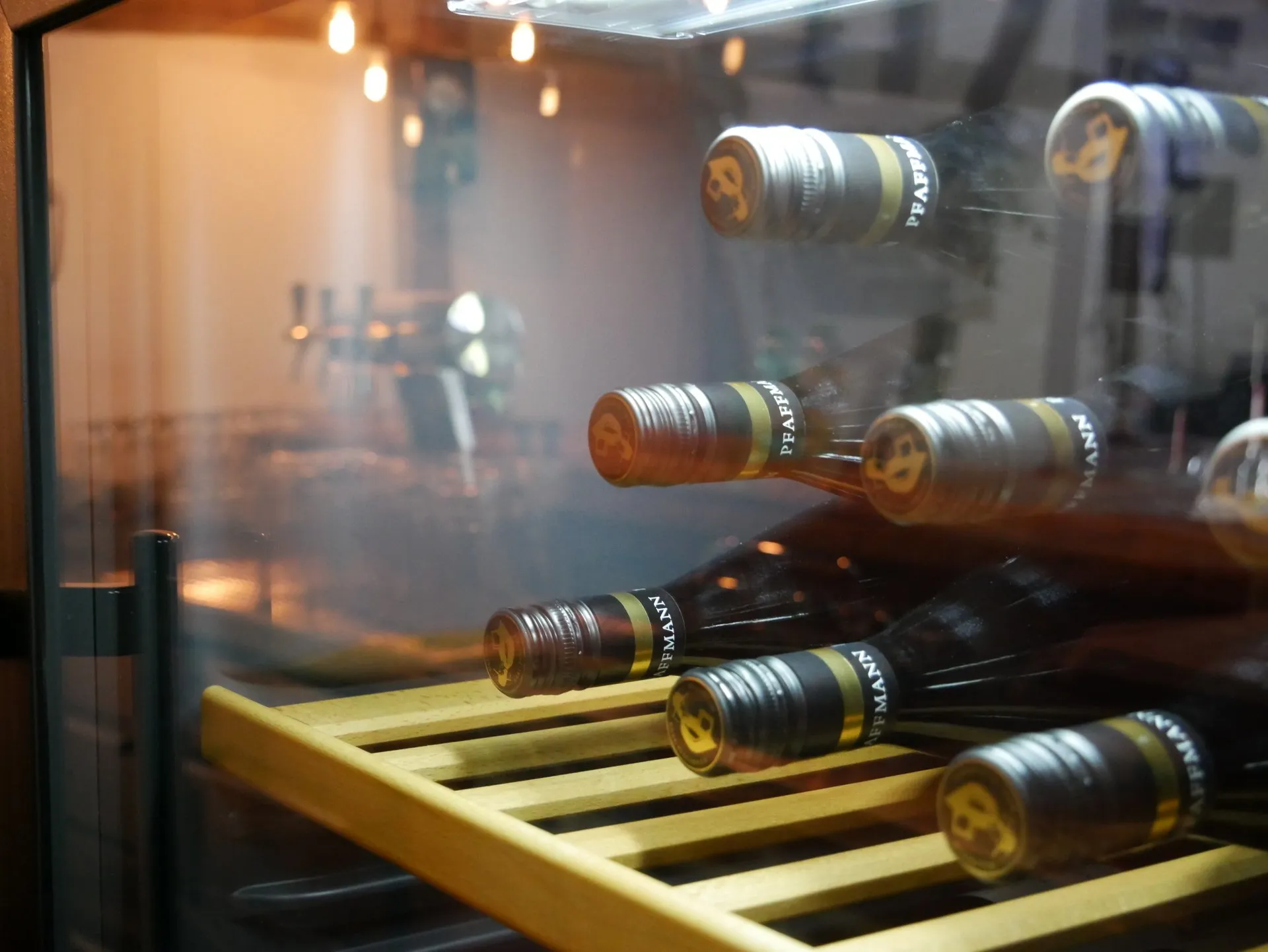 Symbolbild: Blick in ein Weinregal mit liegenden Weinflaschen